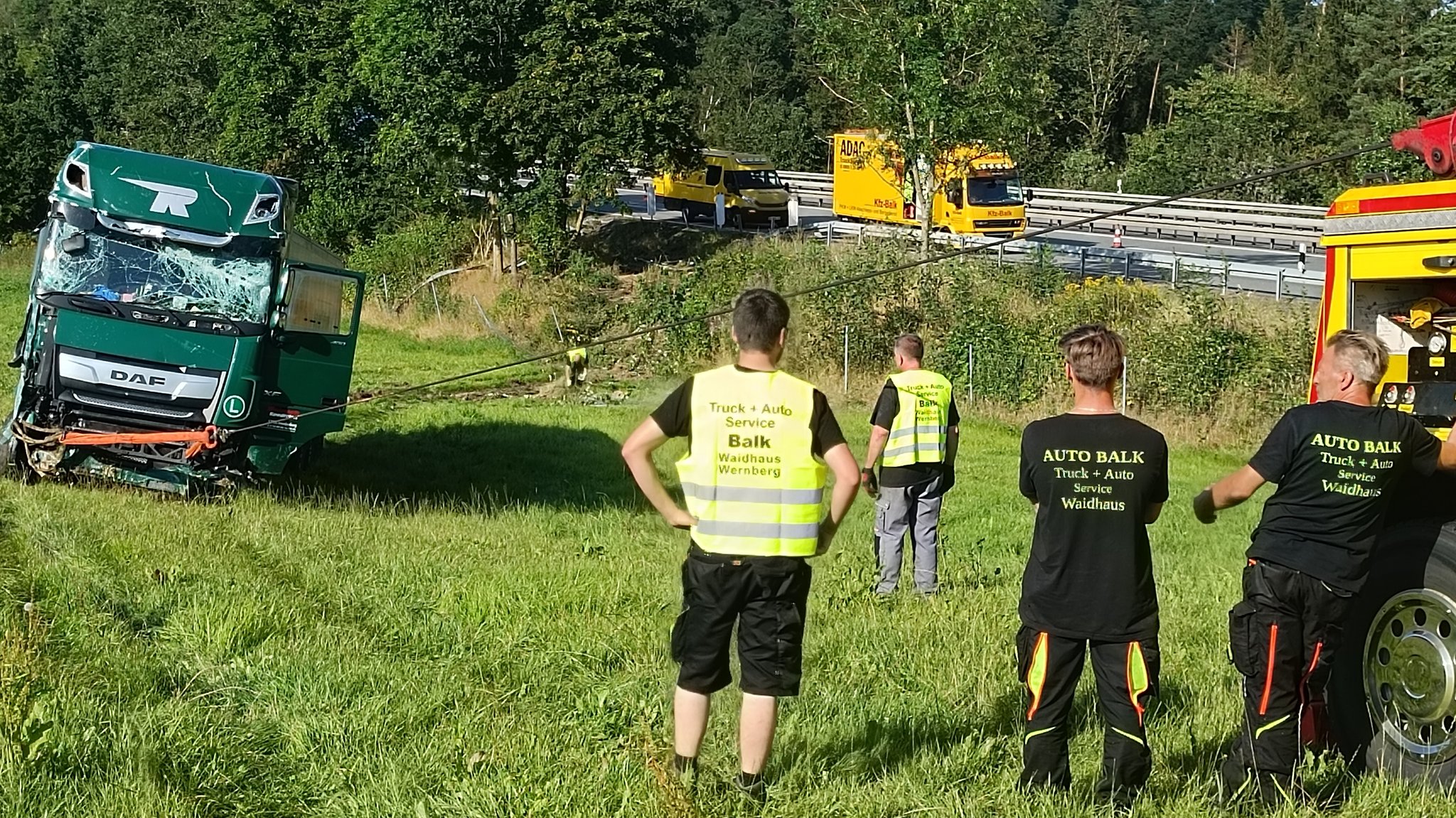 Helfer in Lebensgefahr: Lkw auf A93 prallt auf Feuerwehrfahrzeug