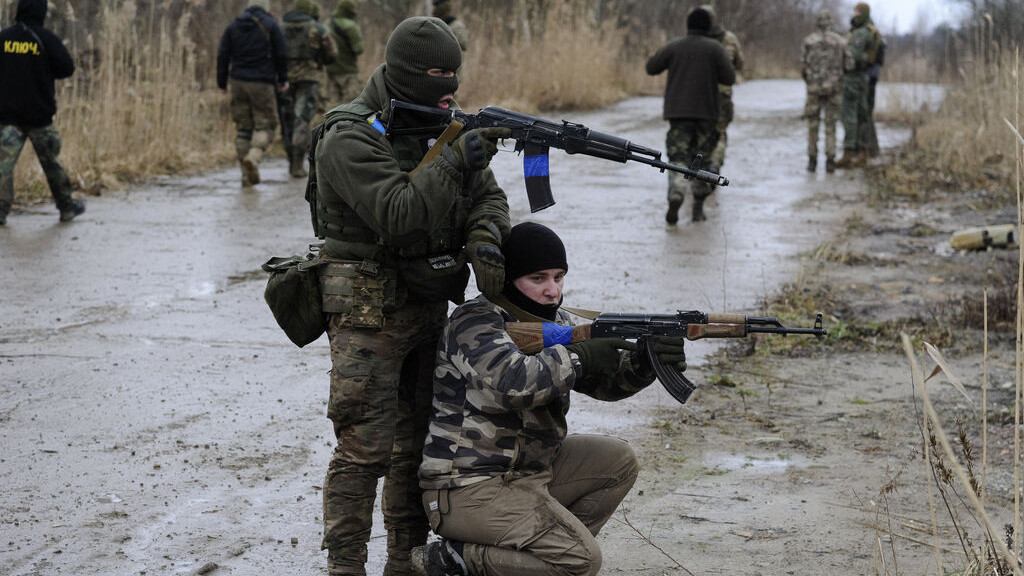 Zivilisten nehmen an einer militärischen Übung des Prawyj Sektors, einer rechtsextremen ukrainischen politischen Organisation, in der Nähe von Lwiw teil. Die russische Armee hatte die Ukraine am 24. Februar 2022 überfallen. Foto: Mykola Tys/AP/dpa +++ dpa-Bildfunk +++