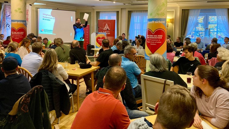Mitarbeiter sitzen in einer Infoveranstaltung der IG Metall zum geplanten Arbeitsplatzabbau bei Rodenstock in Regen. | Bild: BR/Renate Roßberger Mitarbeiter sitzen in einer Infoveranstaltung der IG Metall zum geplanten Arbeitsplatzabbau bei Rodenstock in Regen.