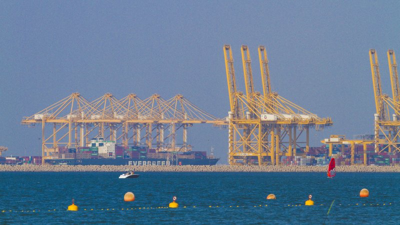 Der Containerhafen von Jebel Ali / Dubai in friedlichen Zeiten (Foto aus dem Jahr 2021) | Bild: picture alliance / Photononstop | Philippe Turpin Der Containerhafen von Jebel Ali / Dubai in friedlichen Zeiten (Foto aus dem Jahr 2021)