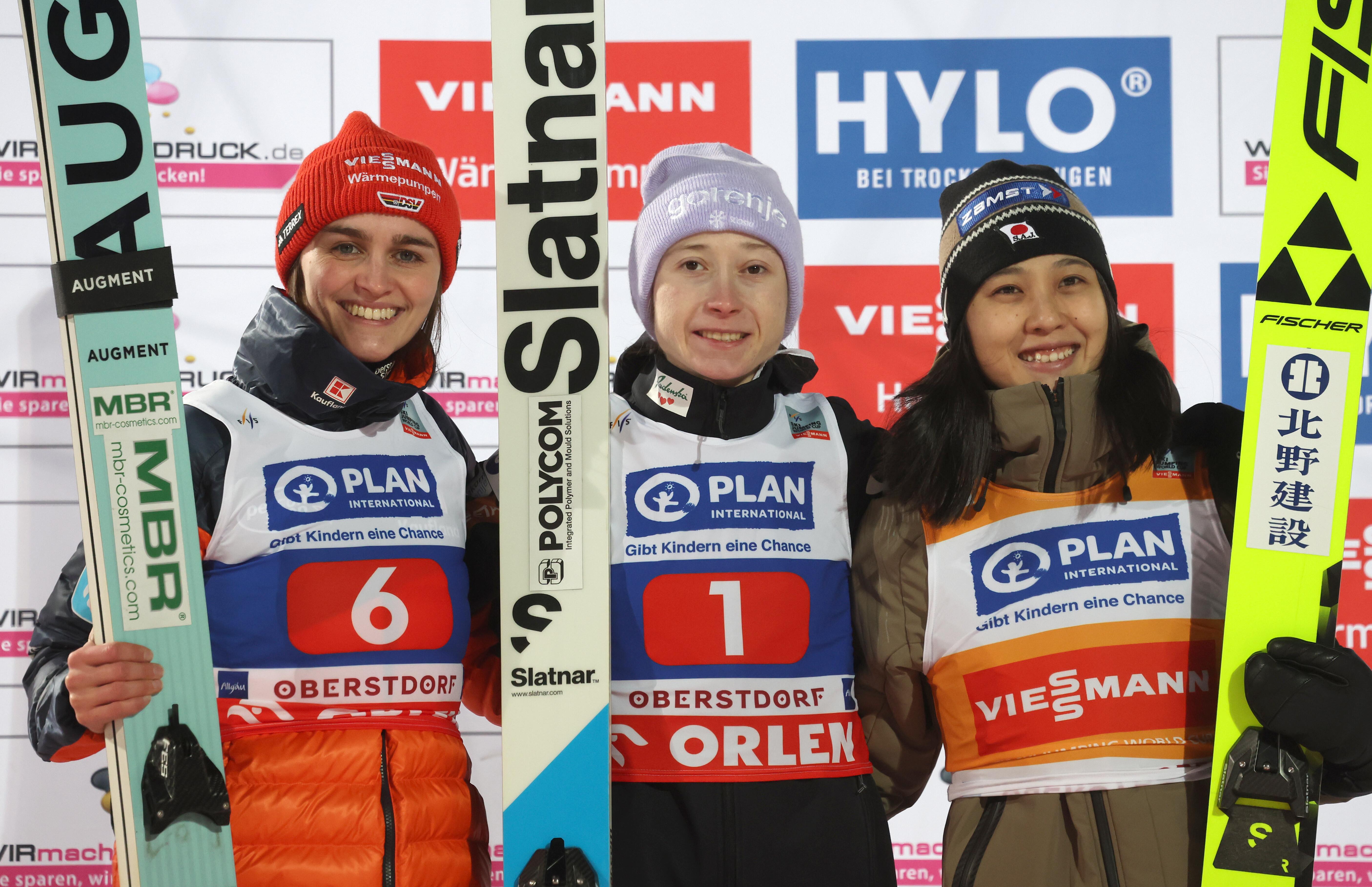 Selina Freitag, Nika Prevc und Nozomi Maruyama (v.l.n.r.)