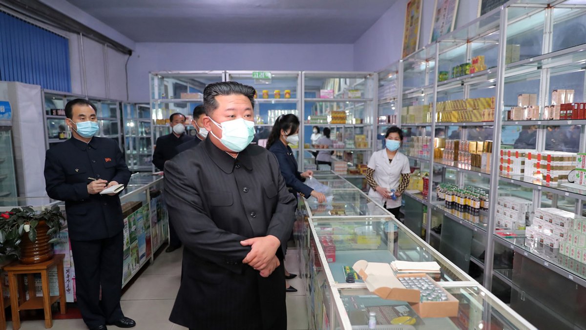 Diese von der staatlichen nordkoreanischen Nachrichtenagentur KCNA zur Verfügung gestellte Aufnahme zeigt Kim Jong Un beim Besuch einer Apotheke.