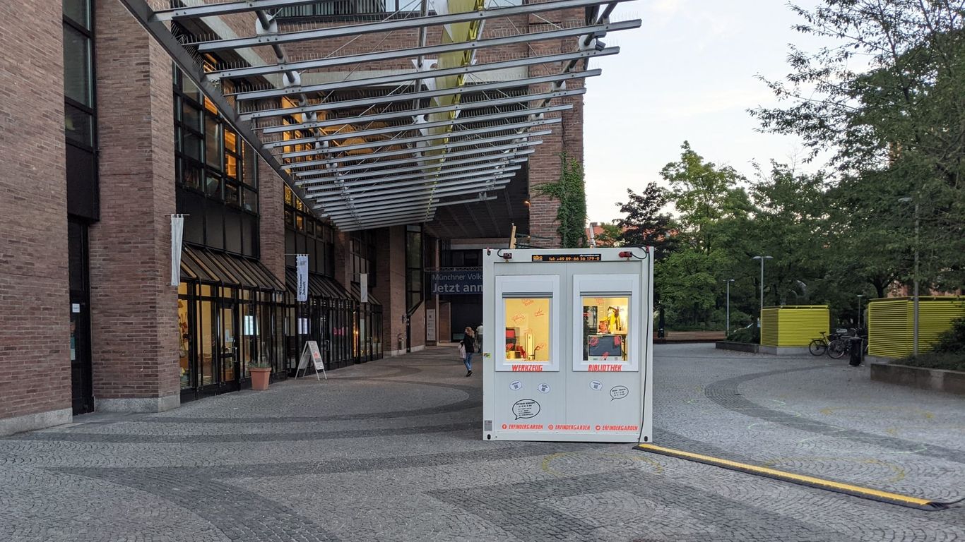 Ein Baucontainer steht vor dem Gasteig.