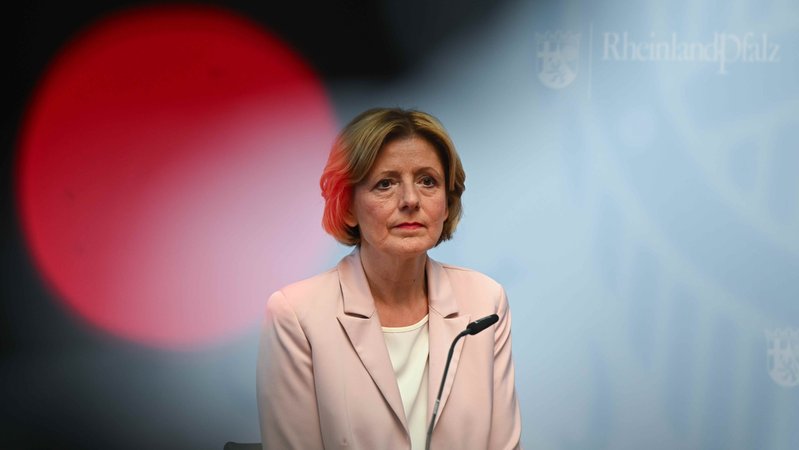 Malu Dreyer (SPD), Ministerpräsidentin von Rheinland-Pfalz, spricht in der Staatskanzlei während der Pressekonferenz 