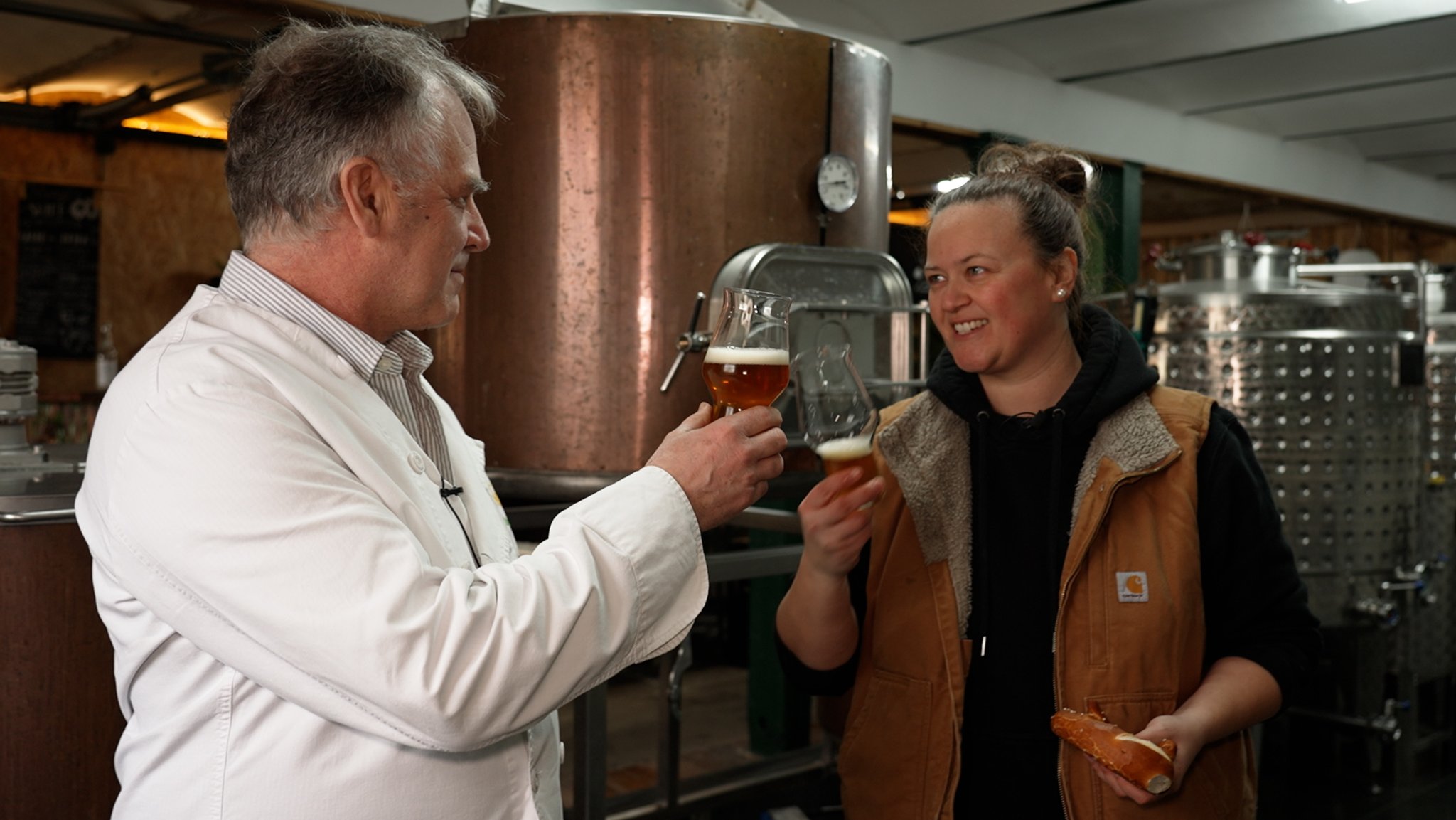In einer Brauerei in Affing wird Bier aus gerettetem Brot gebraut. 
