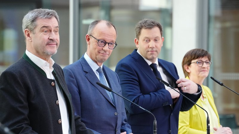 08.03.2025, Berlin: Markus Söder, (CSU), Ministerpräsident von Bayern und CSU Vorsitzender, Friedrich Merz, Unions-Kanzlerkandidat und CDU-Bundesvorsitzender, Lars Klingbeil, SPD-Fraktions- und Bundesvorsitzender, und Saskia Esken, SPD-Bundesvorsitzende, nehmen an einer Pressekonferenz nach den Sondierungsgesprächen von Union und SPD im Bundestag teil. CDU, CSU und SPD sondierten ob Koalitionsverhandlungen zu einer Regierungsbildung nach der Bundestagswahl aufgenommen werden können. | Bild: dpa-Bildfunk/Kay Nietfeld 08.03.2025, Berlin: Markus Söder, (CSU), Ministerpräsident von Bayern und CSU Vorsitzender, Friedrich Merz, Unions-Kanzlerkandidat und CDU-Bundesvorsitzender, Lars Klingbeil, SPD-Fraktions- und Bundesvorsitzender, und Saskia Esken, SPD-Bundesvorsitzende, nehmen an einer Pressekonferenz nach den Sondierungsgesprächen von Union und SPD im Bundestag teil. CDU, CSU und SPD sondierten ob Koalitionsverhandlungen zu einer Regierungsbildung nach der Bundestagswahl aufgenommen werden können.