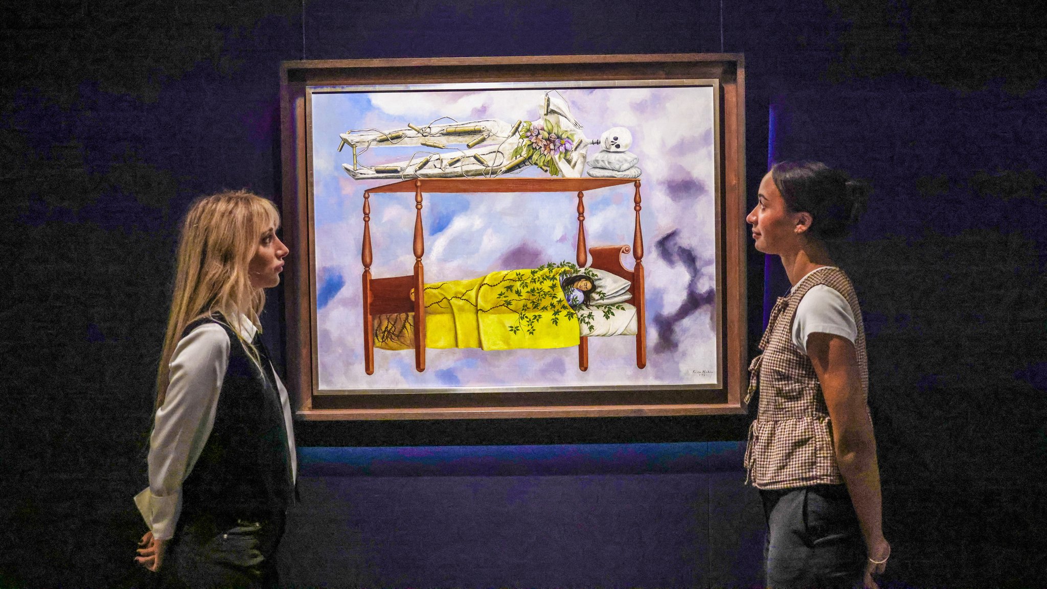 Das 1940 gemalte Bild "El sueño (La cama)" zeigt Frida Kahlo im Bett liegend. | Bild: picture alliance / Photoshot Das 1940 gemalte Bild "El sueño (La cama)" zeigt Frida Kahlo im Bett liegend.