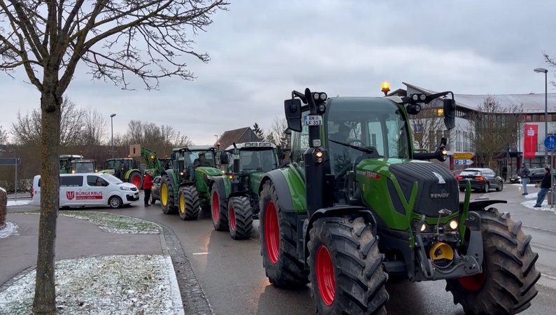 Mehrere Traktor blockieren einen Kreisverkehr in Dinkelsbühl