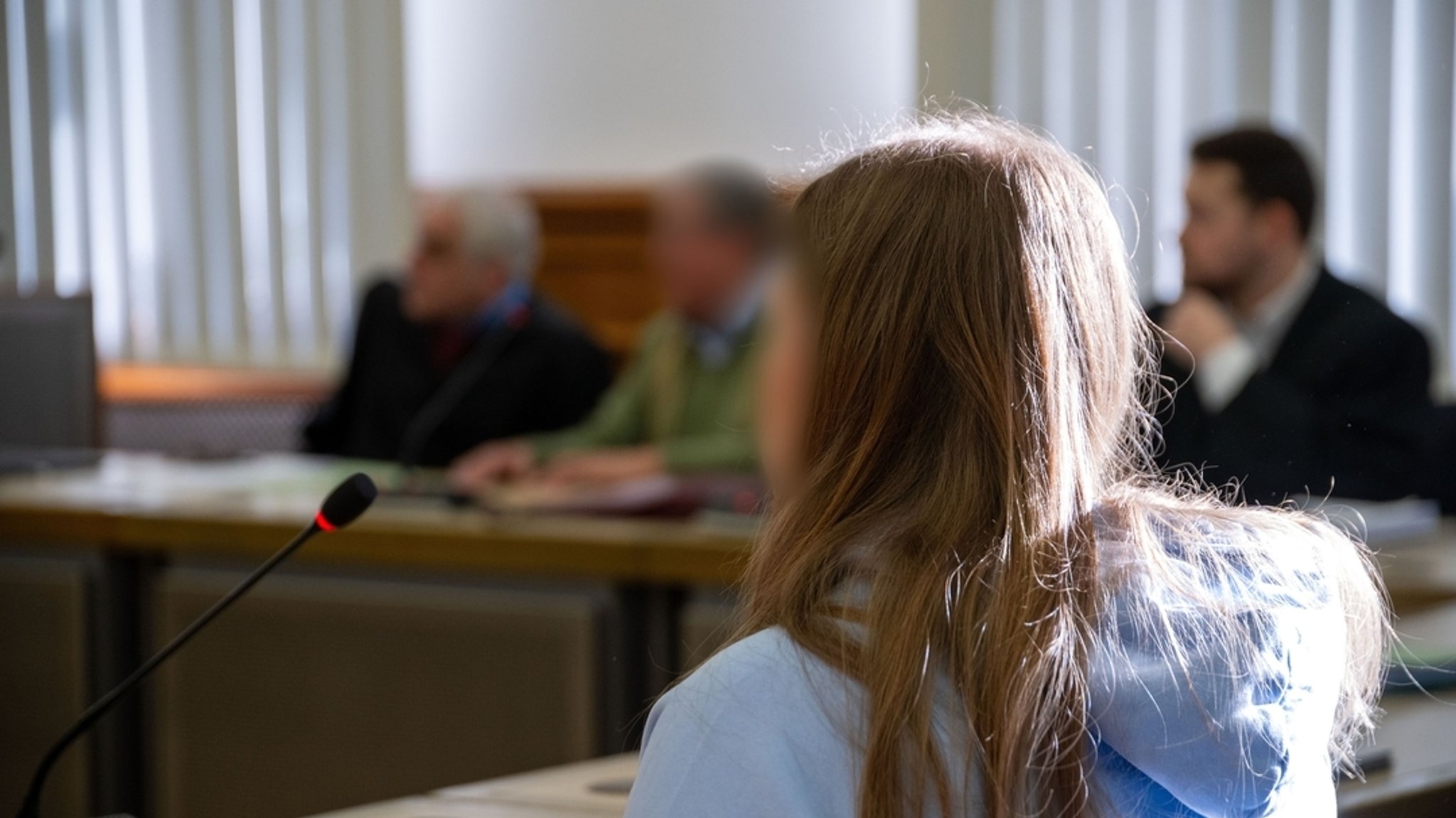 In einem Gerichtssaal sitzen die Nebenklägerin, der Angeklagte und zwei Anwälte. | Bild: dpa-Bildfunk/Pia Bayer In einem Gerichtssaal sitzen die Nebenklägerin, der Angeklagte und zwei Anwälte.