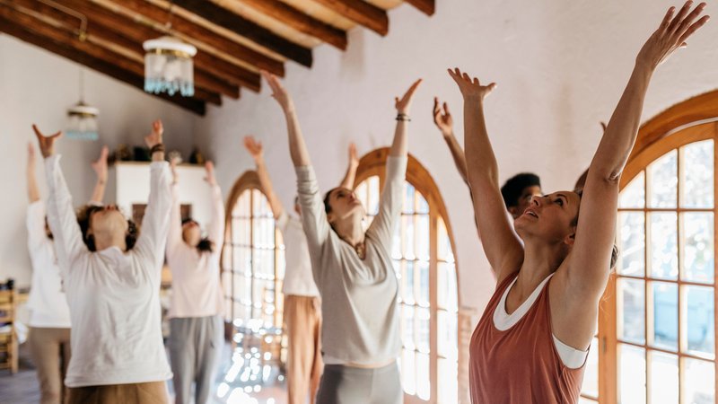 (Symbolbild) Yogaunterricht | Bild: picture alliance / Westend61 | Josep Rovirosa (Symbolbild) Yogaunterricht