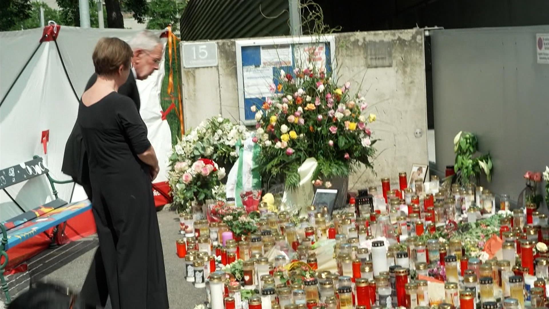 Österreichs Bundespräsident Alexander van der Bellen besichtigt eine Gedenkstelle für die Opfer des Amoklaufs in Graz.
