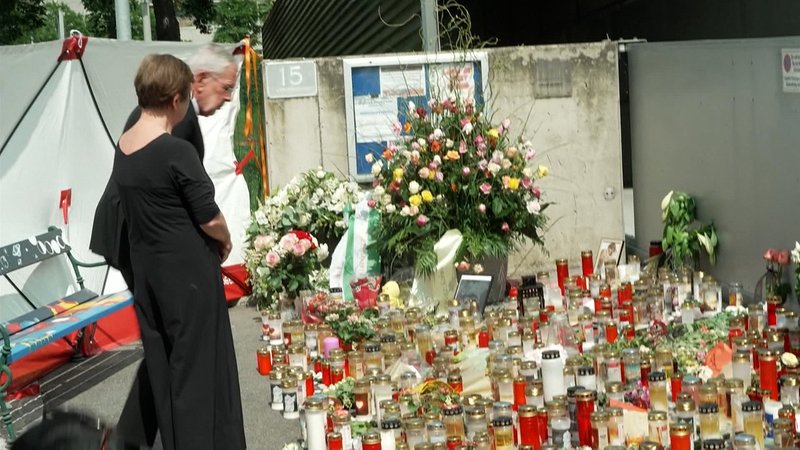 Österreichs Bundespräsident Alexander van der Bellen besichtigt eine Gedenkstelle für die Opfer des Amoklaufs in Graz. | Bild: BR Österreichs Bundespräsident Alexander van der Bellen besichtigt eine Gedenkstelle für die Opfer des Amoklaufs in Graz.