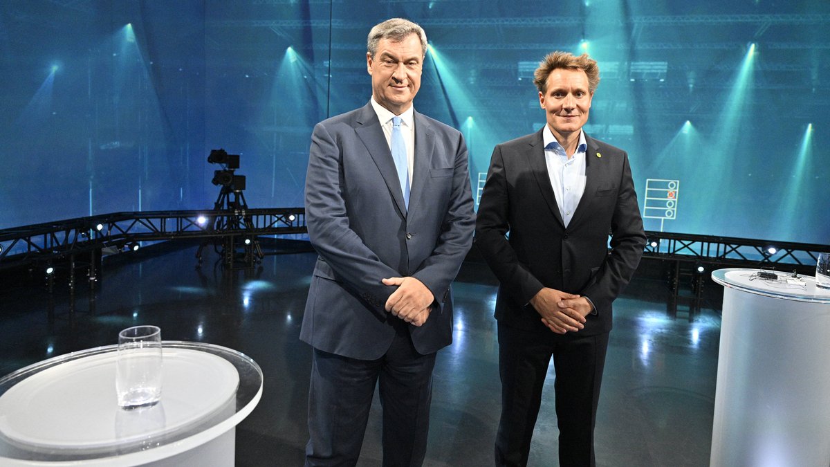Markus Söder (l.) und Ludwig Hartmann (r.) bei "BR24 Wahl - Die Konfrontation" am 03.10.23.