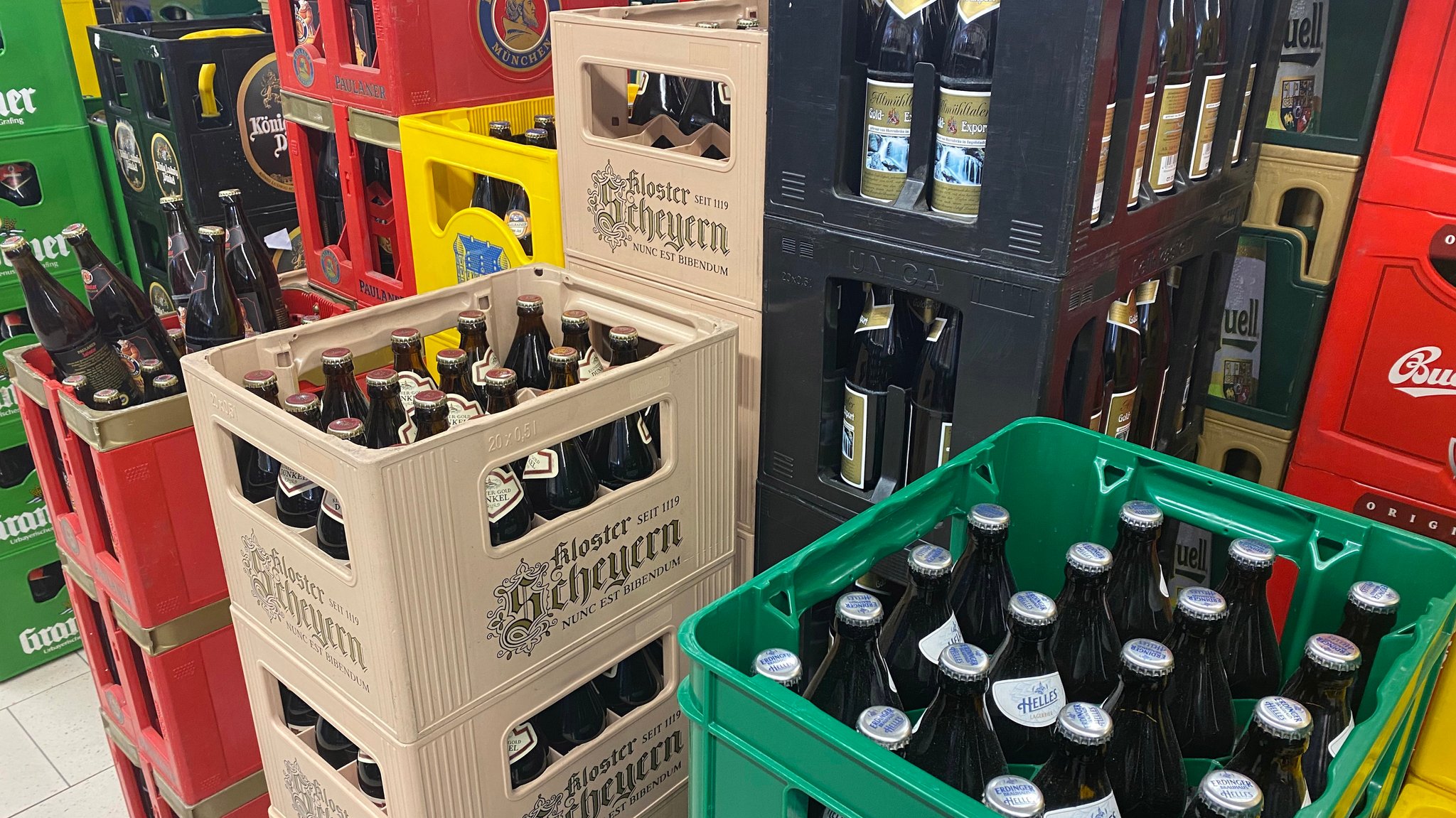 Verschiedene Bierkästen im Handel