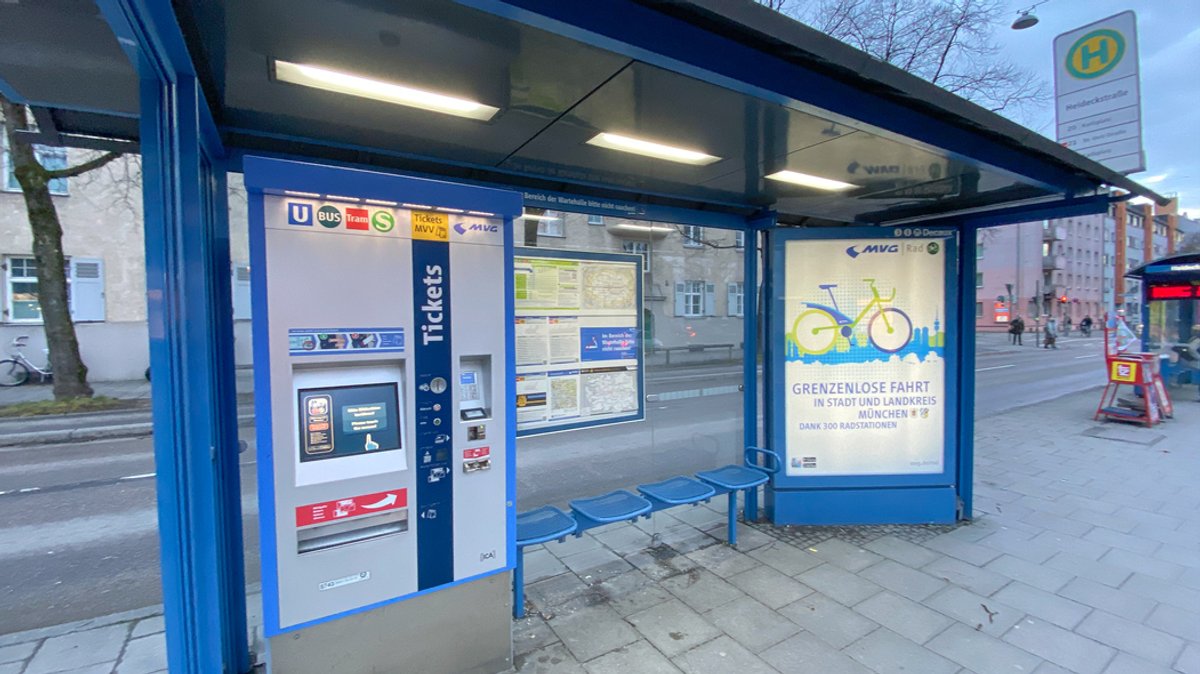 Eine Haltestelle mit MVV-Ticketautomat in München.