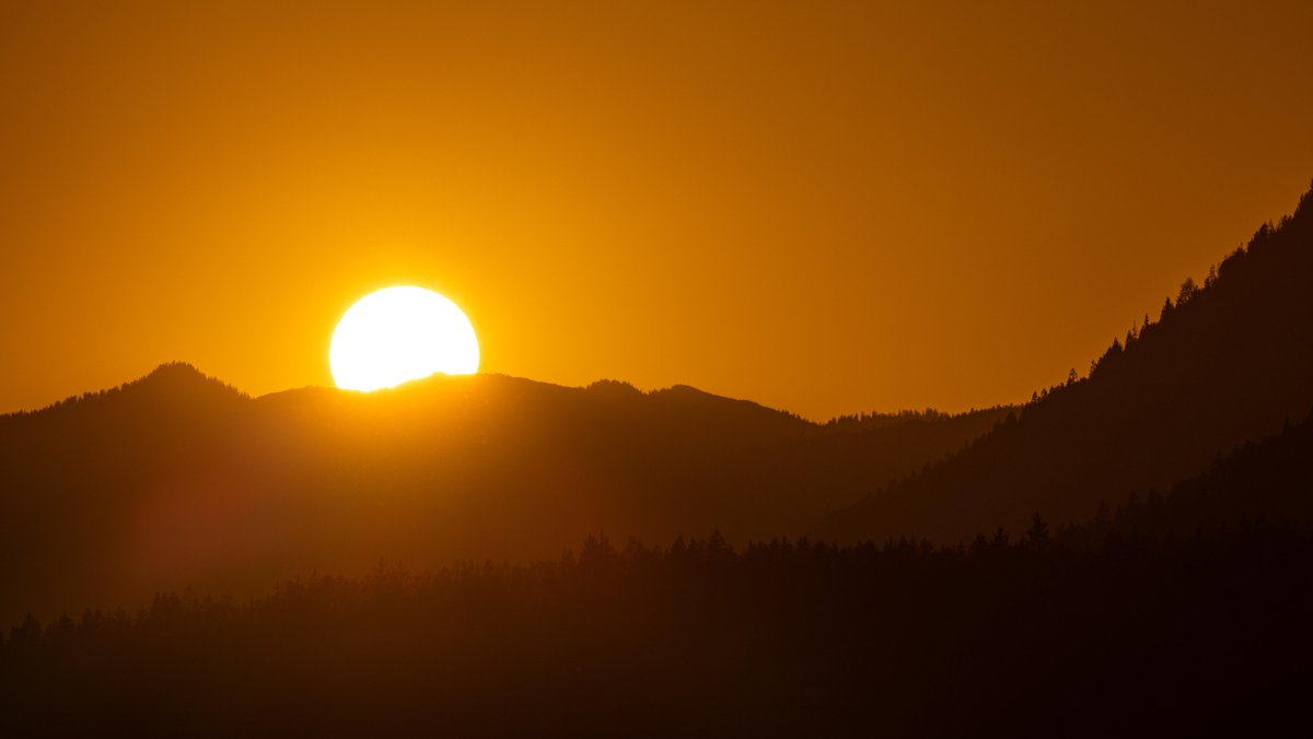 ARCHIV: Die Abendsonne scheint auf die Landschaft und Berge am Sylvensteinsee bei Lenggries in den bayerischen Alpen. (13.10.2023)