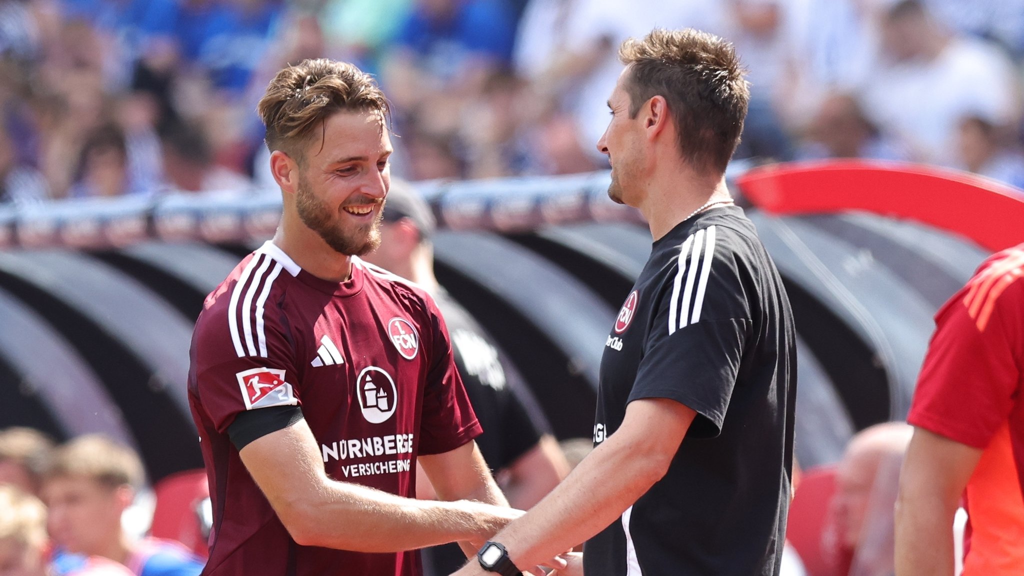 Nürnberg-Trainer Miroslav Klose und Torschütze Lukas Schleimer