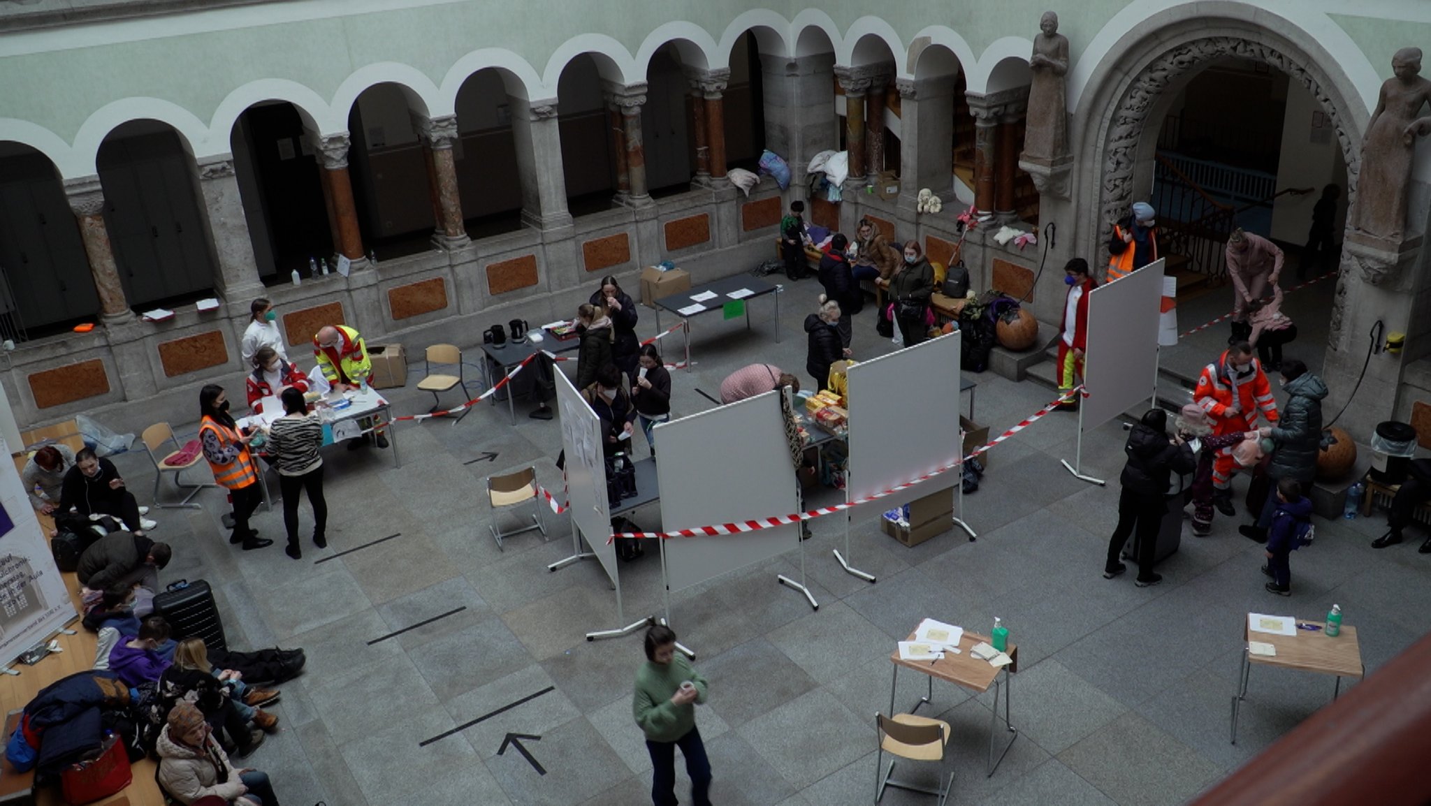 Ukraine-Flüchtlinge in Münchner Gymnasium - Schüler zuhause