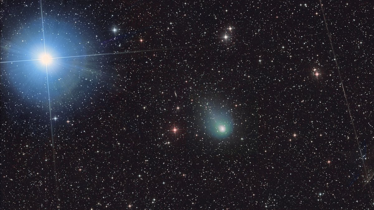 Der Komet 12P/Pons-Brooks am 4. Dezember 2023, aufgenommen von Michael Jäger. Der helle Stern links über dem Kometen ist die Wega, hellster Stern im Sternbild Leier.