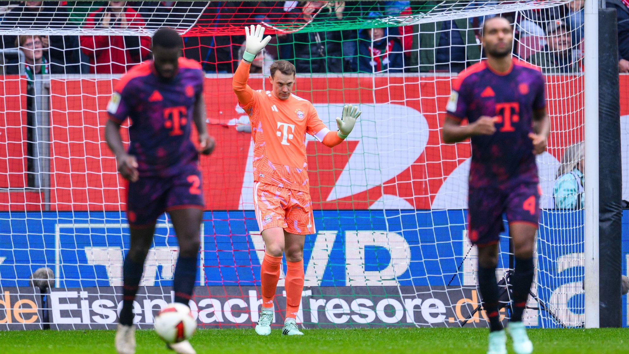 10.10.2026, Bayern, Augsburg: Fußball, Männer: Bundesliga, FC Augsburg - Bayern München, 5. Spieltag, WWK-Arena. Torwart Manuel Neuer (Bayern München) reagiert nach dem Tor zum 1:0. Foto: Tom Weller/dpa - WICHTIGER HINWEIS: Gemäß den Vorgaben der Bundesliga bzw. des DFB Deutscher Fußball-Bund ist es untersagt, in dem Stadion und/oder vom Spiel angefertigte Fotoaufnahmen in Form von Sequenzbildern und/oder videoähnlichen Fotostrecken zu verwerten bzw. verwerten zu lassen. +++ dpa-Bildfunk +++