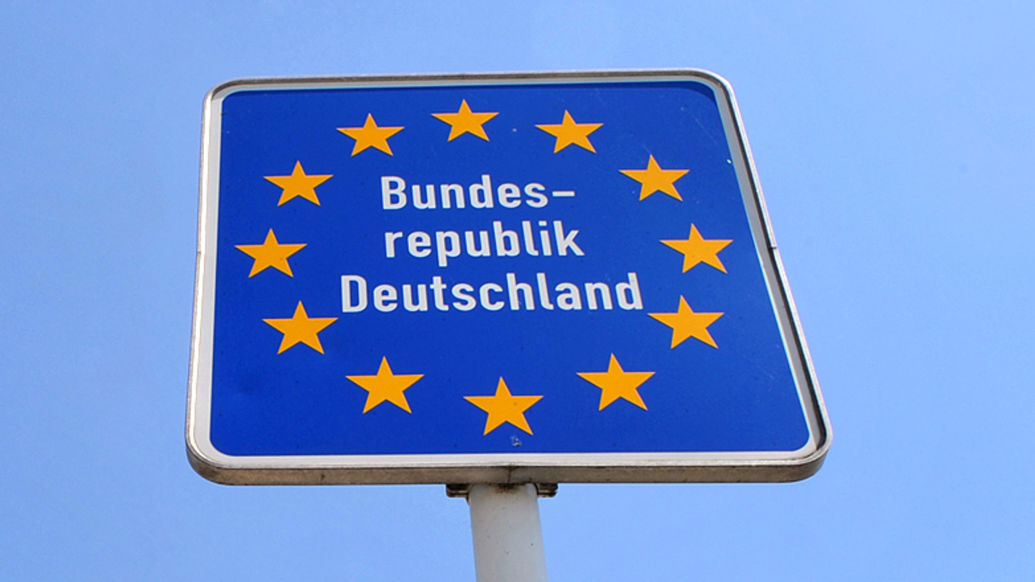 Europaschild "Bundesrepublik Deutschland" vor blauem Himmel (Symbolbild). | Bild: picture-alliance/dpa/Romain Fellens Europaschild "Bundesrepublik Deutschland" vor blauem Himmel (Symbolbild).