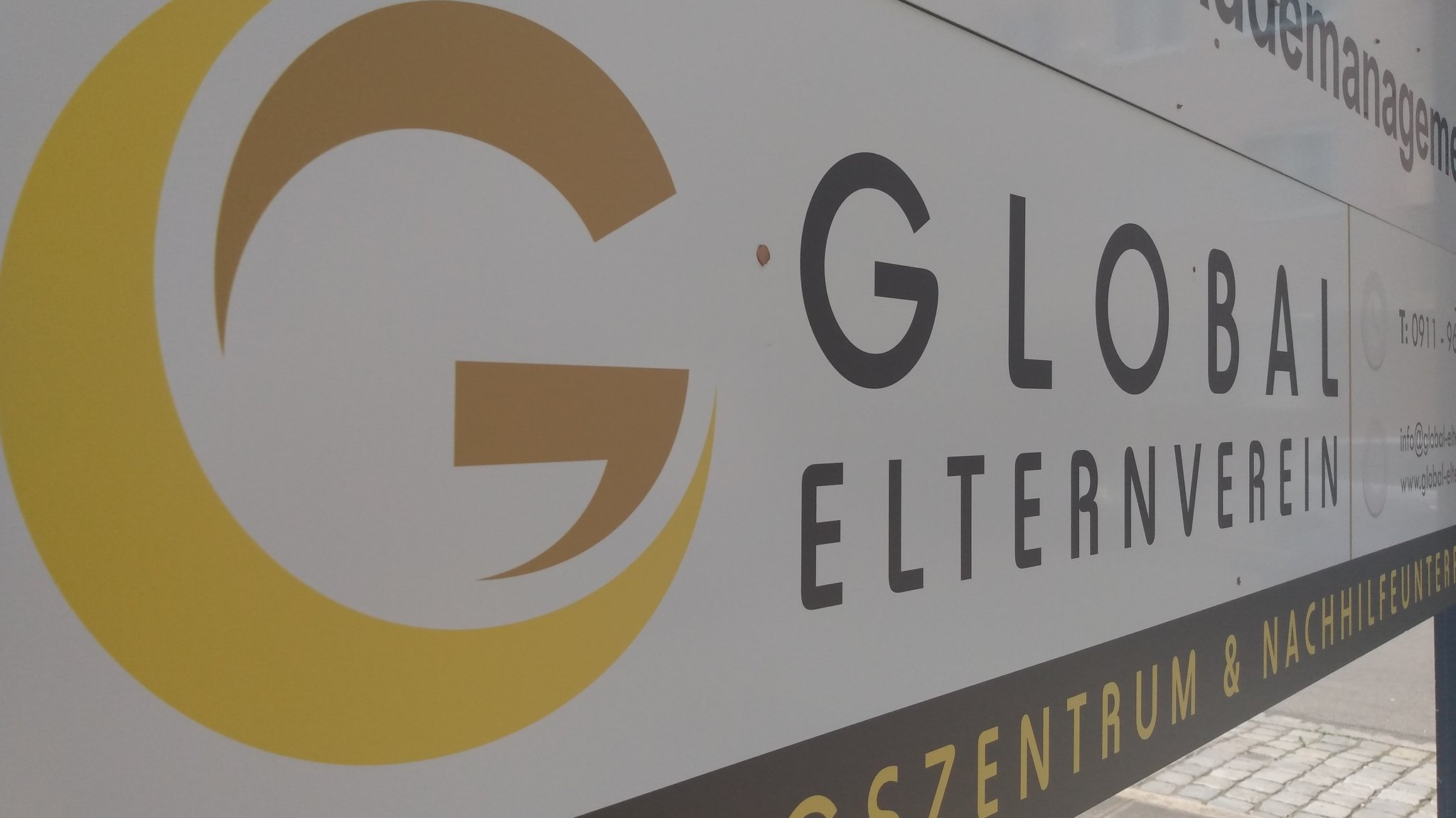 Schild des Global Elternvereins in Nürnberg.