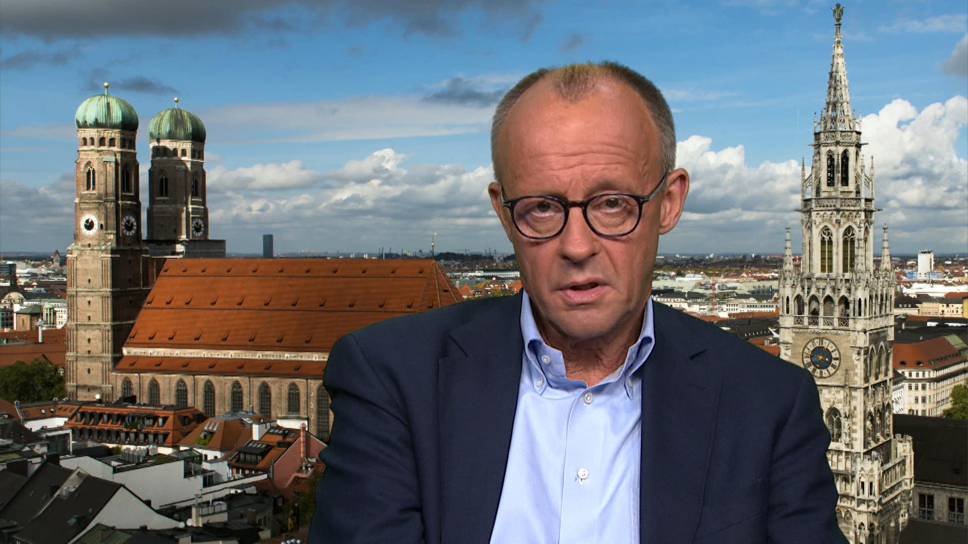 Friedrich Merz verteidigt den Stopp deutscher Waffenlieferungen an Israel für den Einsatz in Gaza und betont die humanitären Gründe.