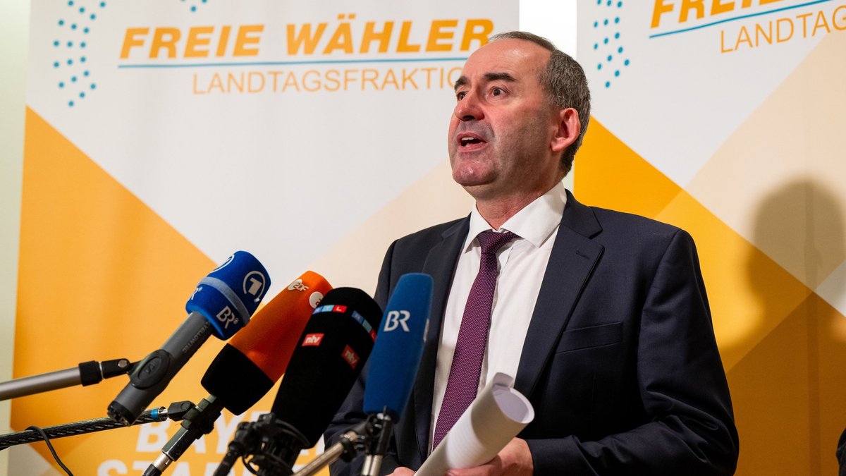 Freie-Wähler-Chef Hubert Aiwanger bei einem Interview mit mehreren Medien.