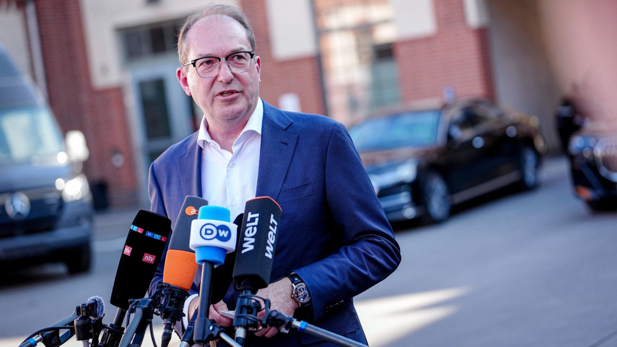 Dobrindt will direkt mit Taliban über Abschiebungen verhandeln