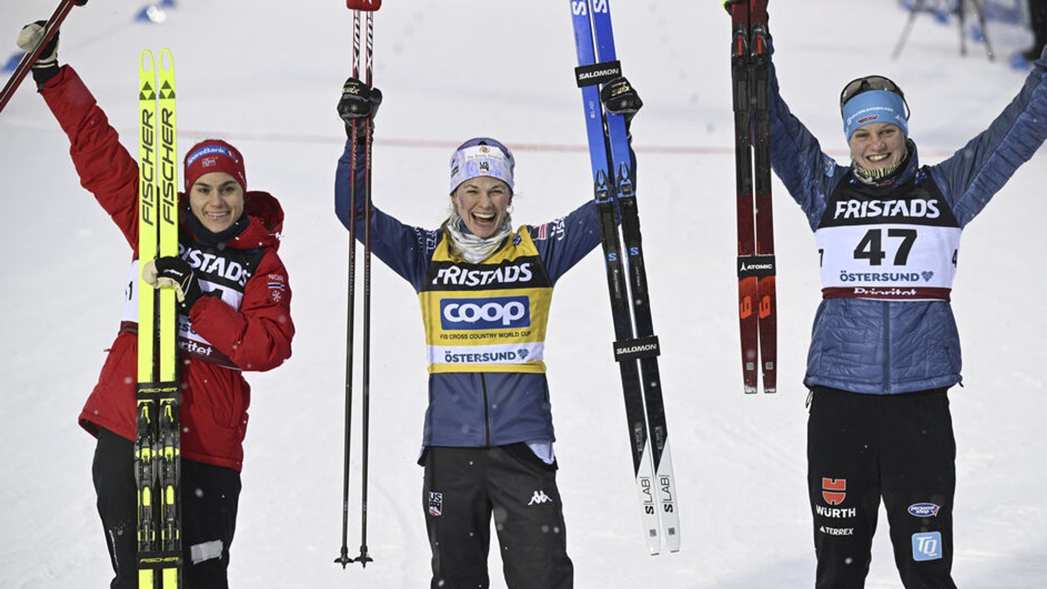 10.12.2023, Schweden, Östersund: Ski nordisch/Langlauf: Weltcup, 10 km Freistil, Damen: Die Siegerin Jessie Diggins (M) aus den USA jubelt mit der Zweitplatzierten Heidi Weng (l) aus Norwegen und der Drittplatzierten Victoria Carl aus Deutschland. Foto: Anders Wiklund/TT News Agency/AP/dpa +++ dpa-Bildfunk +++