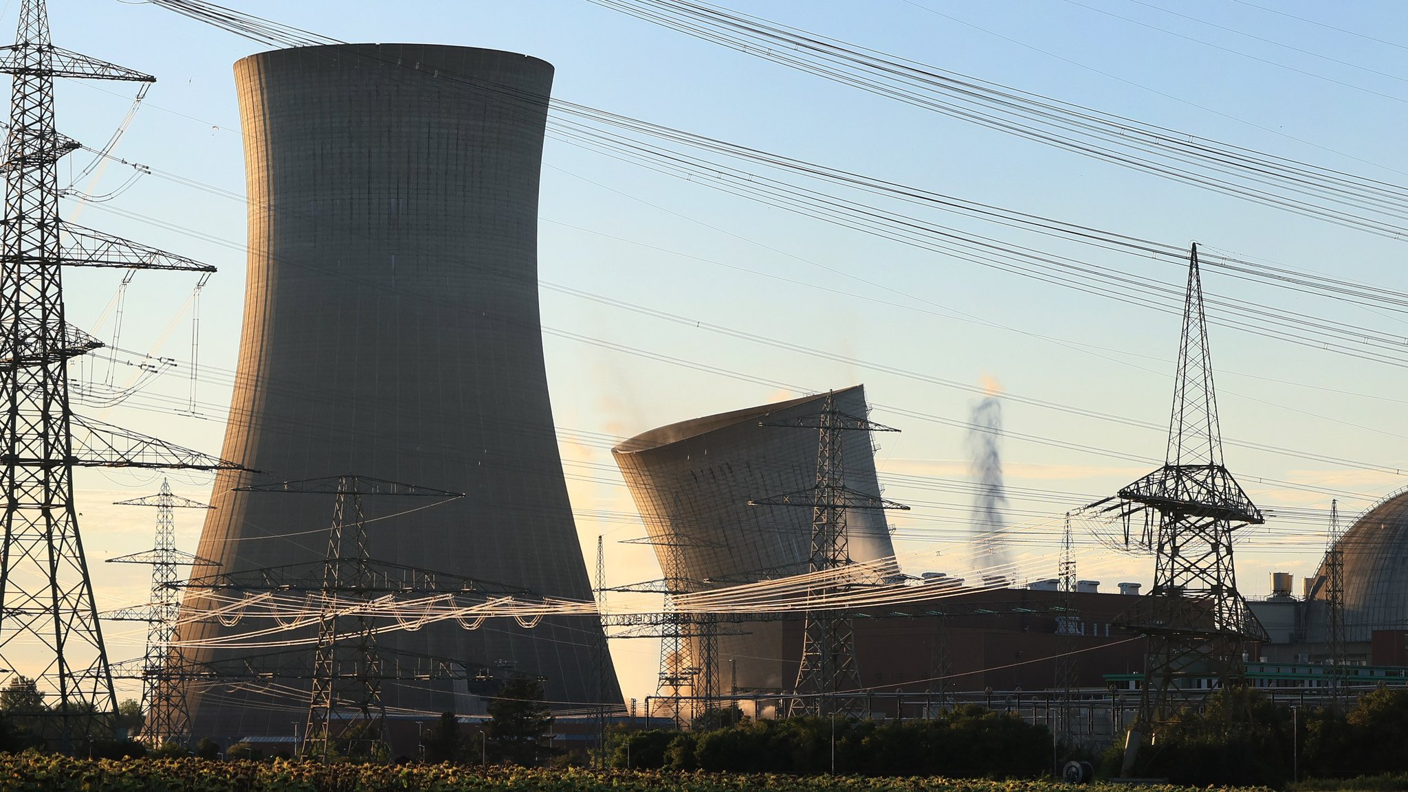 Der erste Kühlturm des stillgelegten Kernkraftwerks Grafenrheinfeld stürzt nach der Sprengung zusammen.