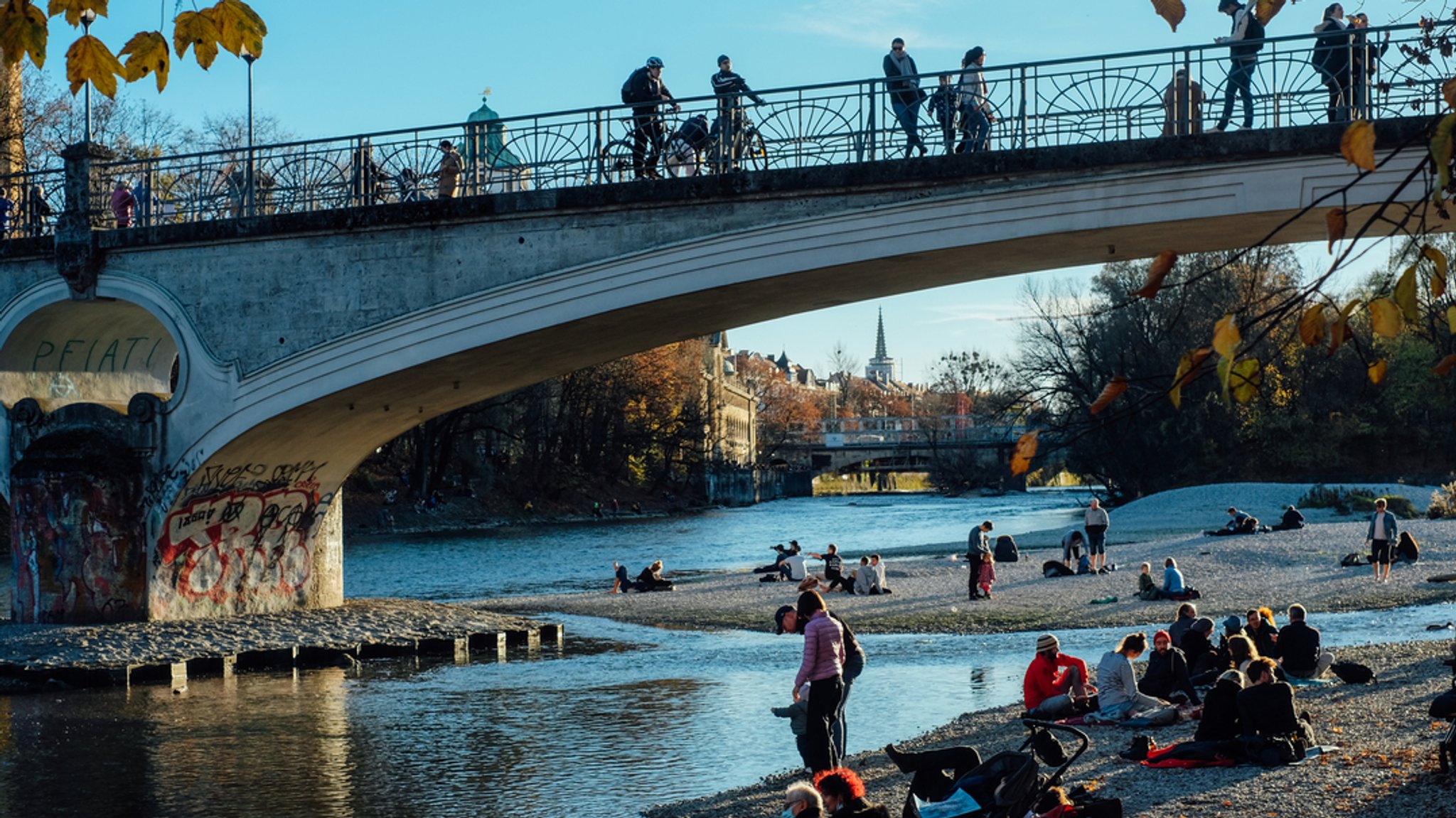 Der Kabelsteg In München im Herbst.