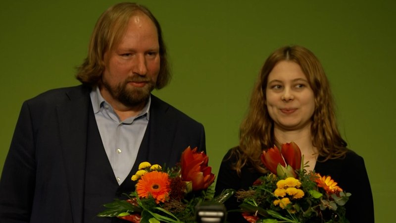 Anton Hofreiter und Jamila Schäfer beim Parteitag der bayerischen Grünen | Bild: BR Anton Hofreiter und Jamila Schäfer beim Parteitag der bayerischen Grünen