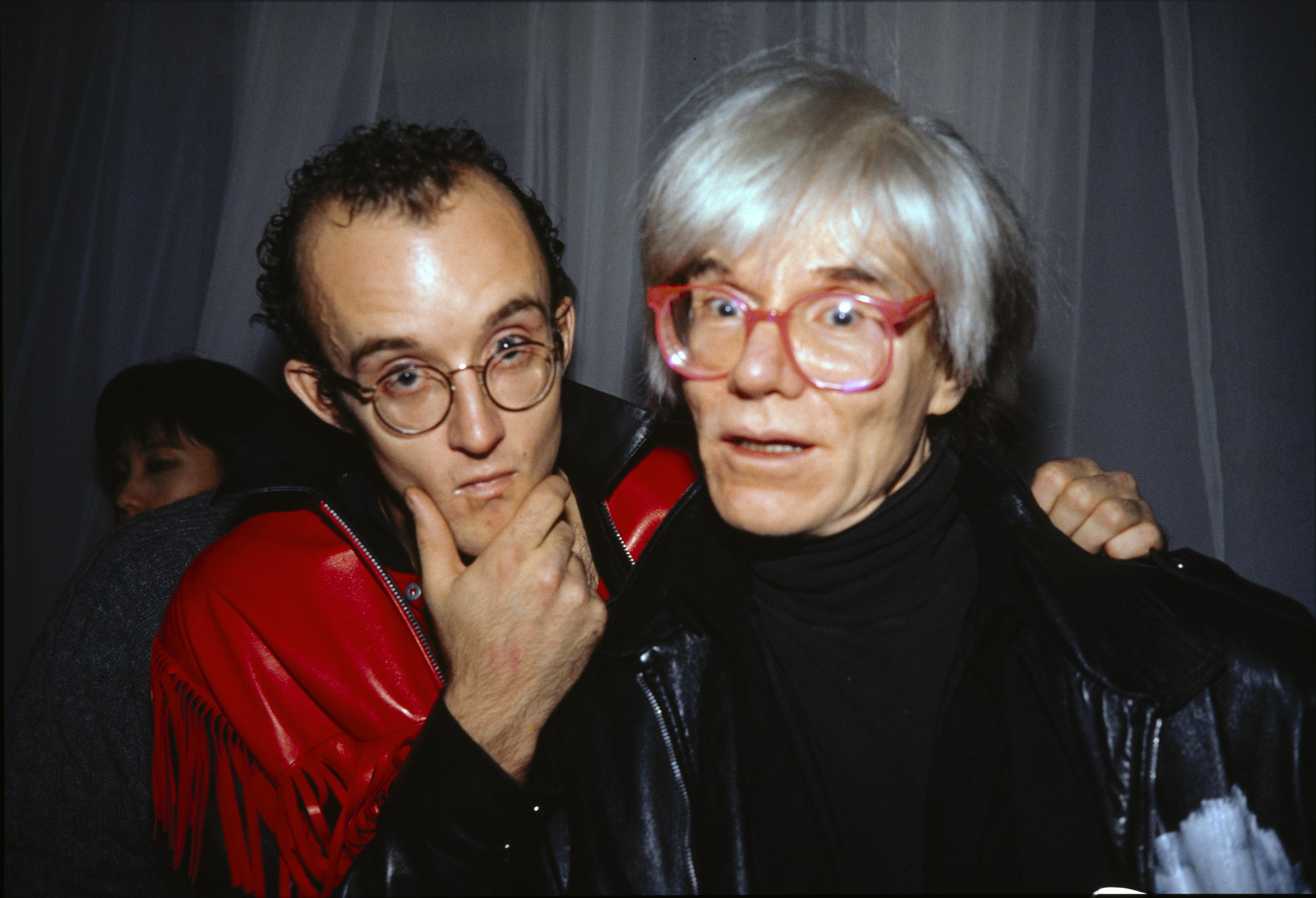 Farbfotografie von Nan Goldin, die Keith Haring und Andy Warhol nebeneinander zeigt