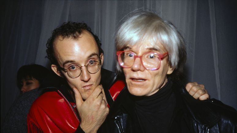 Farbfotografie von Nan Goldin, die Keith Haring und Andy Warhol nebeneinander zeigt | Bild:© Nan Goldin, Courtesy Nan Goldin, New York
