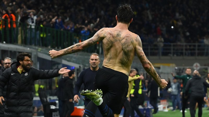 Francesco Acerbi (Inter Mailand) feiert seinen Treffer vor FC-Barcelona-Trainer Hansi Flick. | Bild: picture alliance / ZUMAPRESS.com | Domenico Cippitelli/Ipa Sport Francesco Acerbi (Inter Mailand) feiert seinen Treffer vor FC-Barcelona-Trainer Hansi Flick.