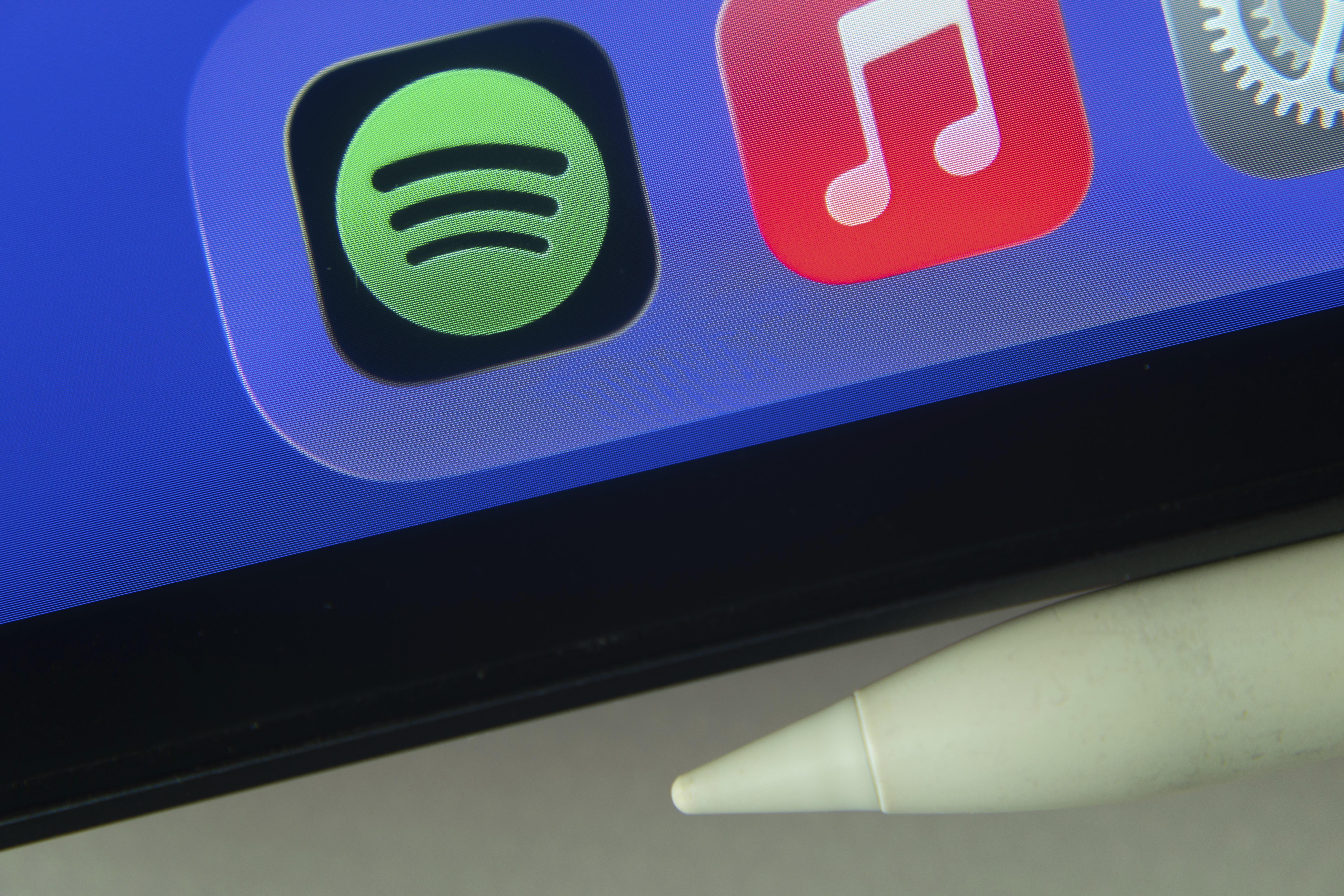Spotify vs. Deezer: Labeling AI-Generated Content