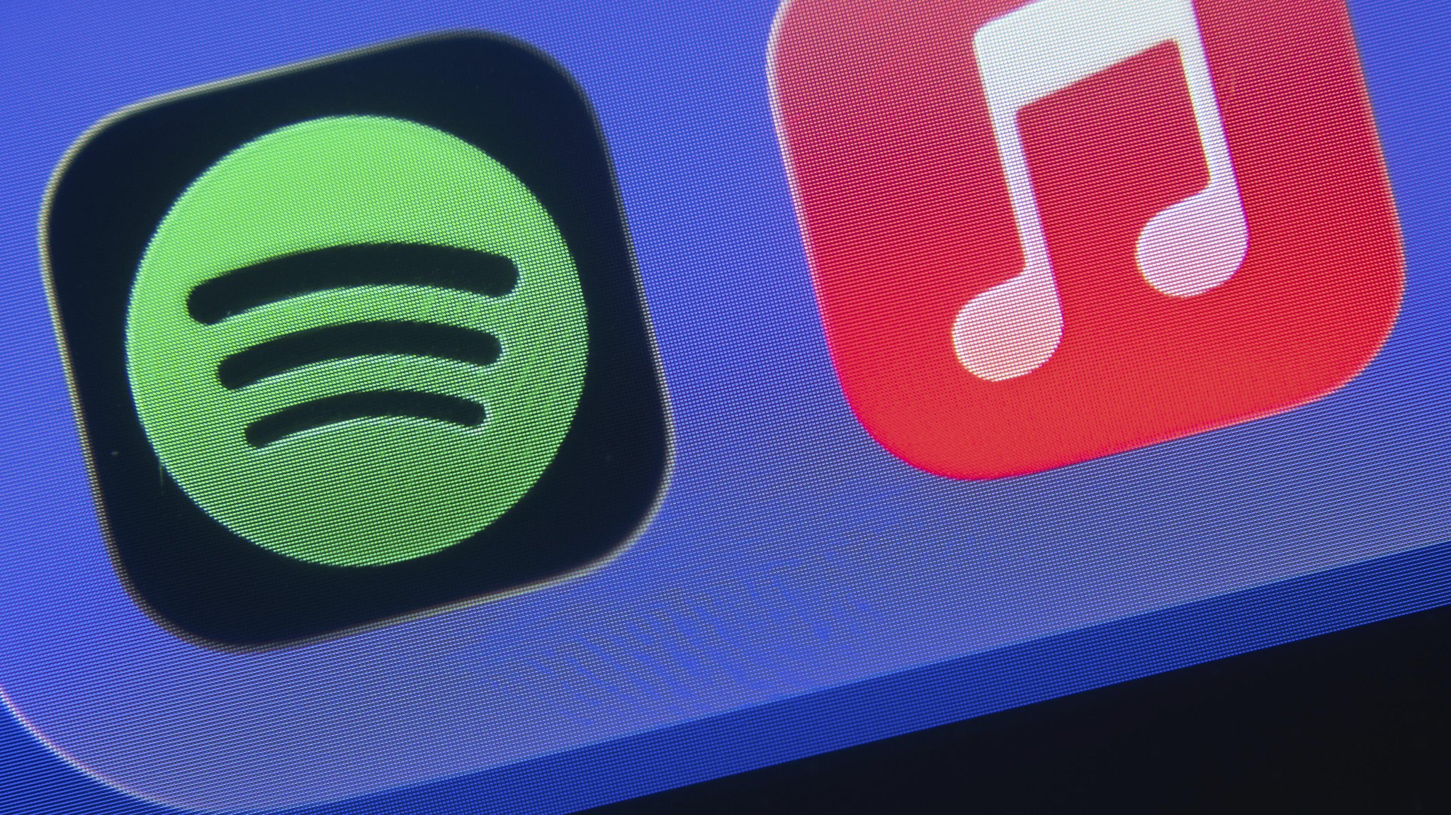 (Symbolbild) Das Logo von Spotify und Apple Music auf einem Bildschirm | Bild: picture alliance / imageBROKER | Mojahid Mottakin (Symbolbild) Das Logo von Spotify und Apple Music auf einem Bildschirm
