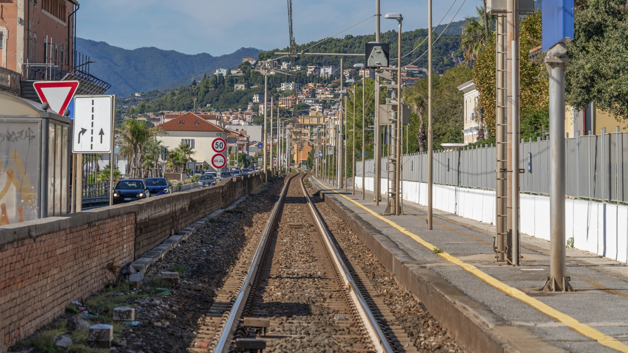 Archivbild: Eisenbahnkulisse in Borgio Verezzi, einer Gemeinde in der Provinz Savona in der italienischen Region Ligurien