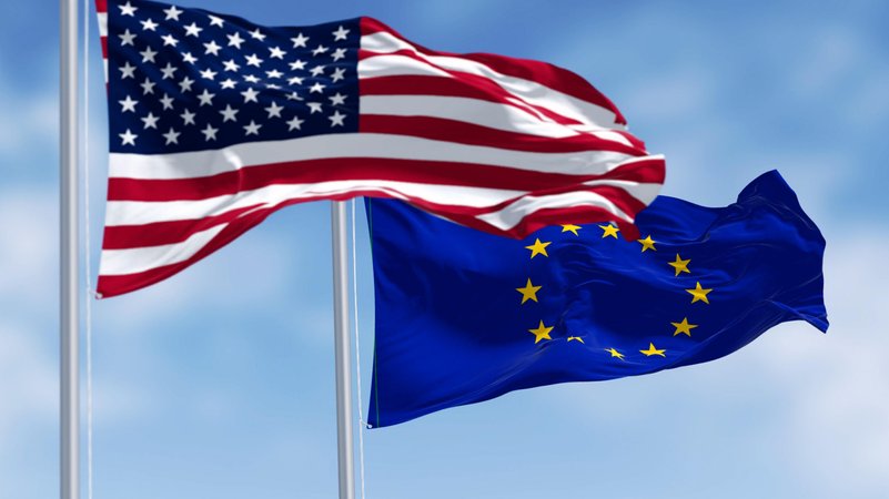 US-Flagge und EU-Flagge | Bild: picture alliance / Zoonar | Valerio Rosati US-Flagge und EU-Flagge