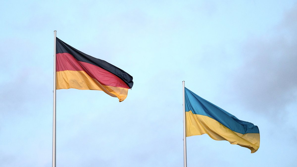 Eine deutsche (l) und eine ukrainische Flagge wehen im Wind. (Symbolbild)
