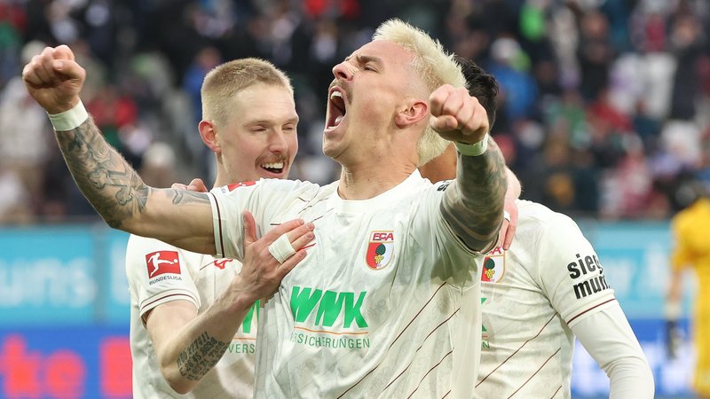 FC-Augsburg-Stürmer Philipp Tietz | Bild: picture-alliance / dpa FC-Augsburg-Stürmer Philipp Tietz