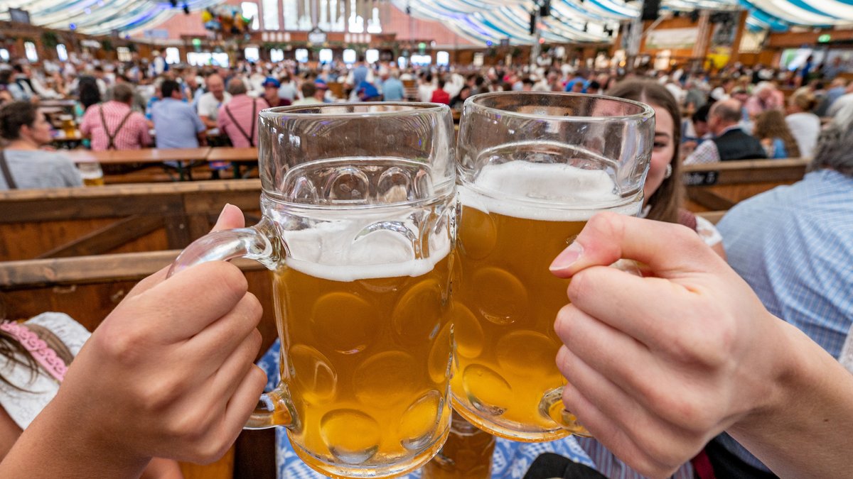 Zuletzt wurde bis zum 22. August beim Gäubodenvolksfest mit Bierkrügen angestoßen. Weitergefeiert werden kann nun zum Beispiel in Oberstimm.