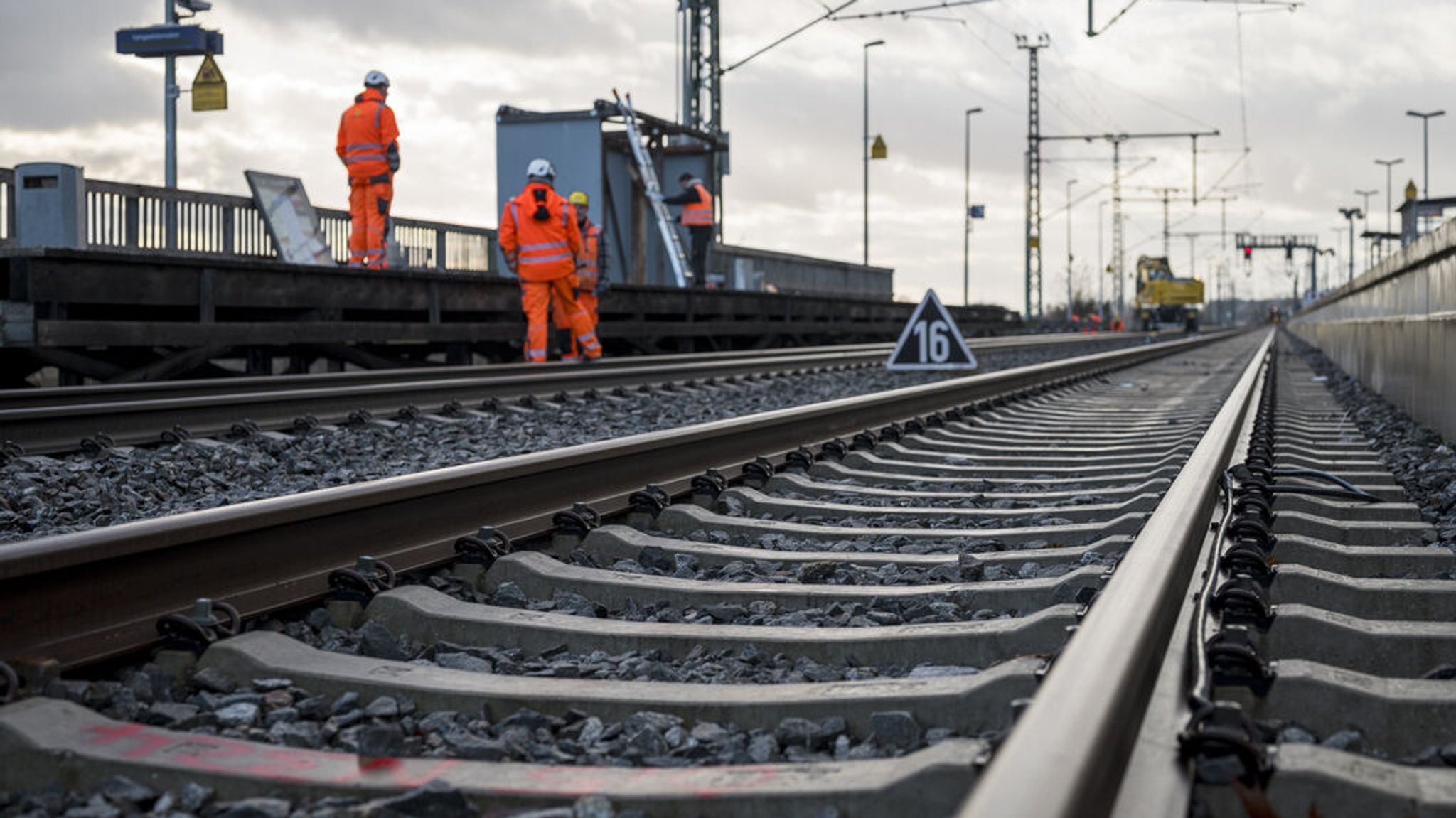 11.12.2023, Bayern, Eltersdorf: Arbeiter stehen am Bahnhof im Gleisbett und demontieren den Behelfsbahnsteig aus Holz an der Bahnbaustelle für die ICE-Strecke zwischen Nürnberg und Bamberg.