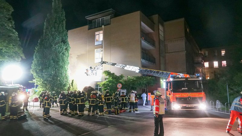 Feuerwehrleute und Rettungskräfte beim Einsatz im Hamburger Marienkrankenhaus | Bild: picture alliance / ABBfoto | - Feuerwehrleute und Rettungskräfte beim Einsatz im Hamburger Marienkrankenhaus