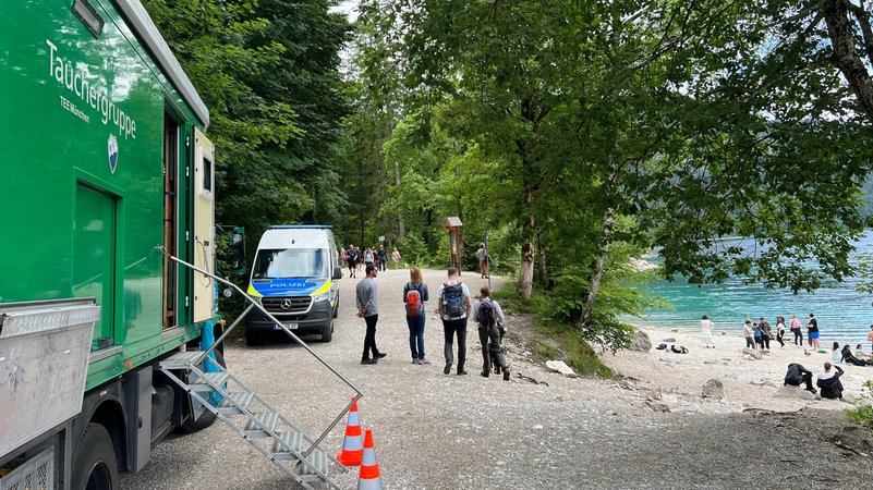 Ein Bus der Polizeitaucher München steht am Ufer des Eibsees in Grainau. | Bild: BR/Julia Binder Ein Bus der Polizeitaucher München steht am Ufer des Eibsees in Grainau.