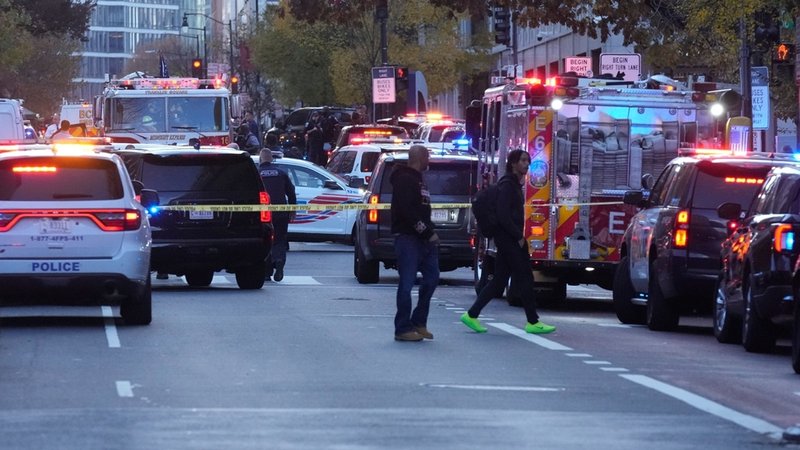 Rettungskräfte und Polizisten im Einsatz, nachdem zwei Mitglieder der Nationalgarde von Schüssen getroffen wurden. | Bild: dpa-Bildfunk/Mark Schiefelbein Rettungskräfte und Polizisten im Einsatz, nachdem zwei Mitglieder der Nationalgarde von Schüssen getroffen wurden.