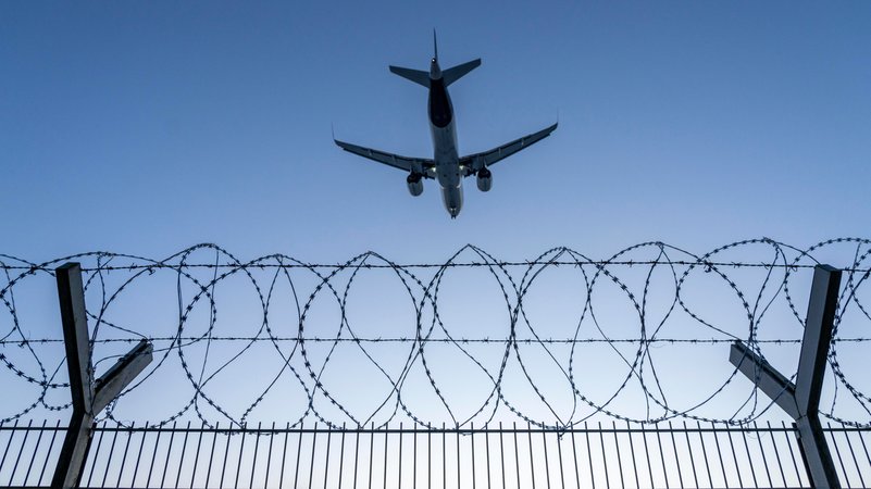 Deutschland hat erstmals seit Beginn des syrischen Bürgerkriegs wieder einen verurteilten Straftäter in das Land abgeschoben | Bild: pa/dpa/Jochen Tack Deutschland hat erstmals seit Beginn des syrischen Bürgerkriegs wieder einen verurteilten Straftäter in das Land abgeschoben