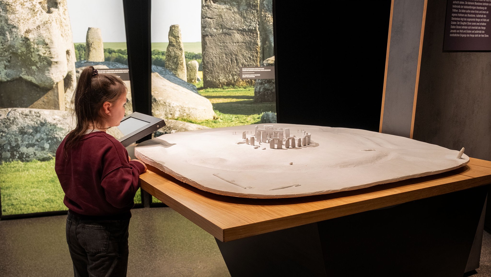 Blick in die Ausstellung "Stonehenge" in der Archäologischen Staatssammlung München | Bild: ASM, Bernhard Sacha Blick in die Ausstellung "Stonehenge" in der Archäologischen Staatssammlung München