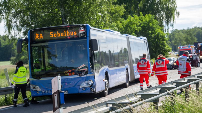 Auf einer Landstraße im Landkreis Günzburg ist vor den Pfingstferien ein Auto gegen einen Schulbus geprallt (Archivbild vom 6.6.2025). | Bild: dpa-Bildfunk/Stefan Puchner Auf einer Landstraße im Landkreis Günzburg ist vor den Pfingstferien ein Auto gegen einen Schulbus geprallt (Archivbild vom 6.6.2025).